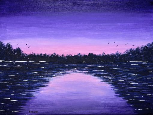 Träume in Violett Ruhiger See bei Sonnenuntergang mit lila und rosa Himmel und silhouettierten Bäumen.